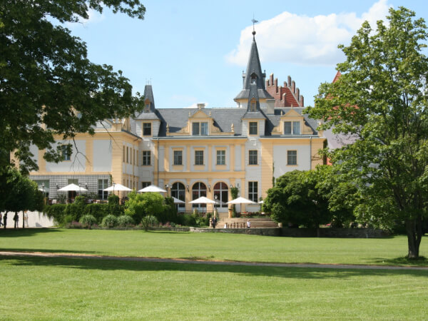 Ansicht des Schlosses über den Park