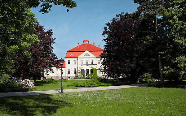 Ansicht Seehaus über die Wiese