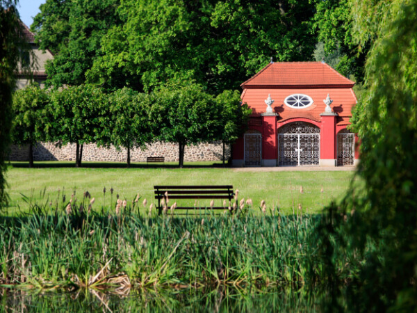 Aussenansicht vom Teehaus über den Teich