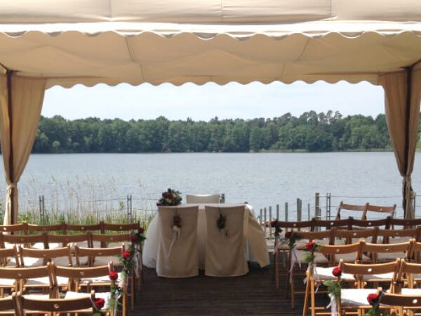 Aussicht auf den See von der Terrasse des Pavillion