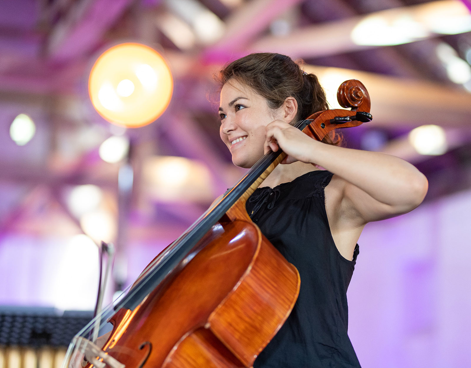 Junge Frau spielt Musik