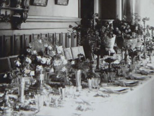 Historische Ansicht einer festlichen Tafel im Speisezimmer